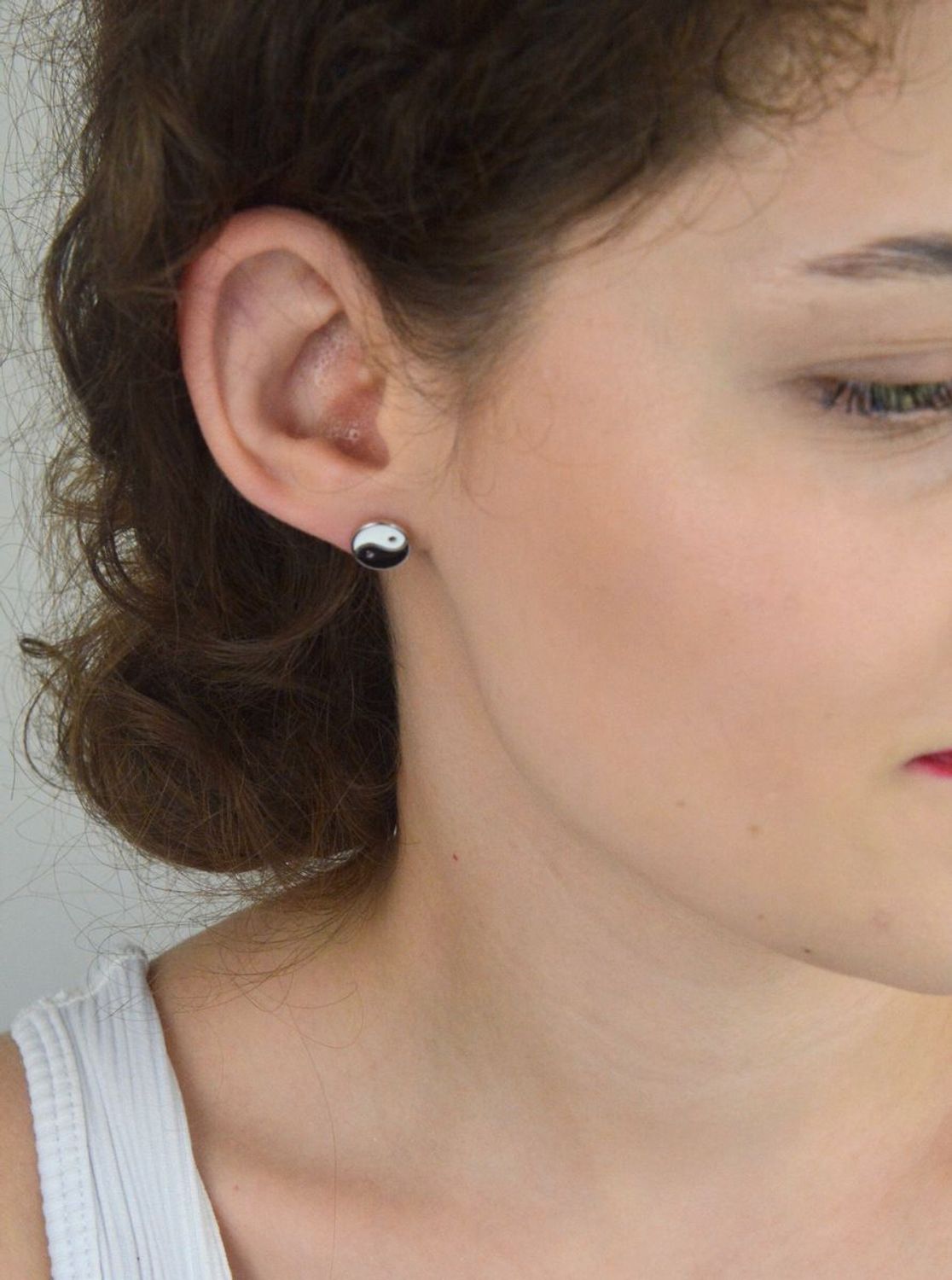 Odkryj srebrne kolczyki Yin Yang próby 925 – eleganckie, emaliowane, o wadze 1,85 g i średnicy 1 cm. Symbol równowagi i harmonii. Idealne na prezent lub do codziennego noszenia.1.jpg