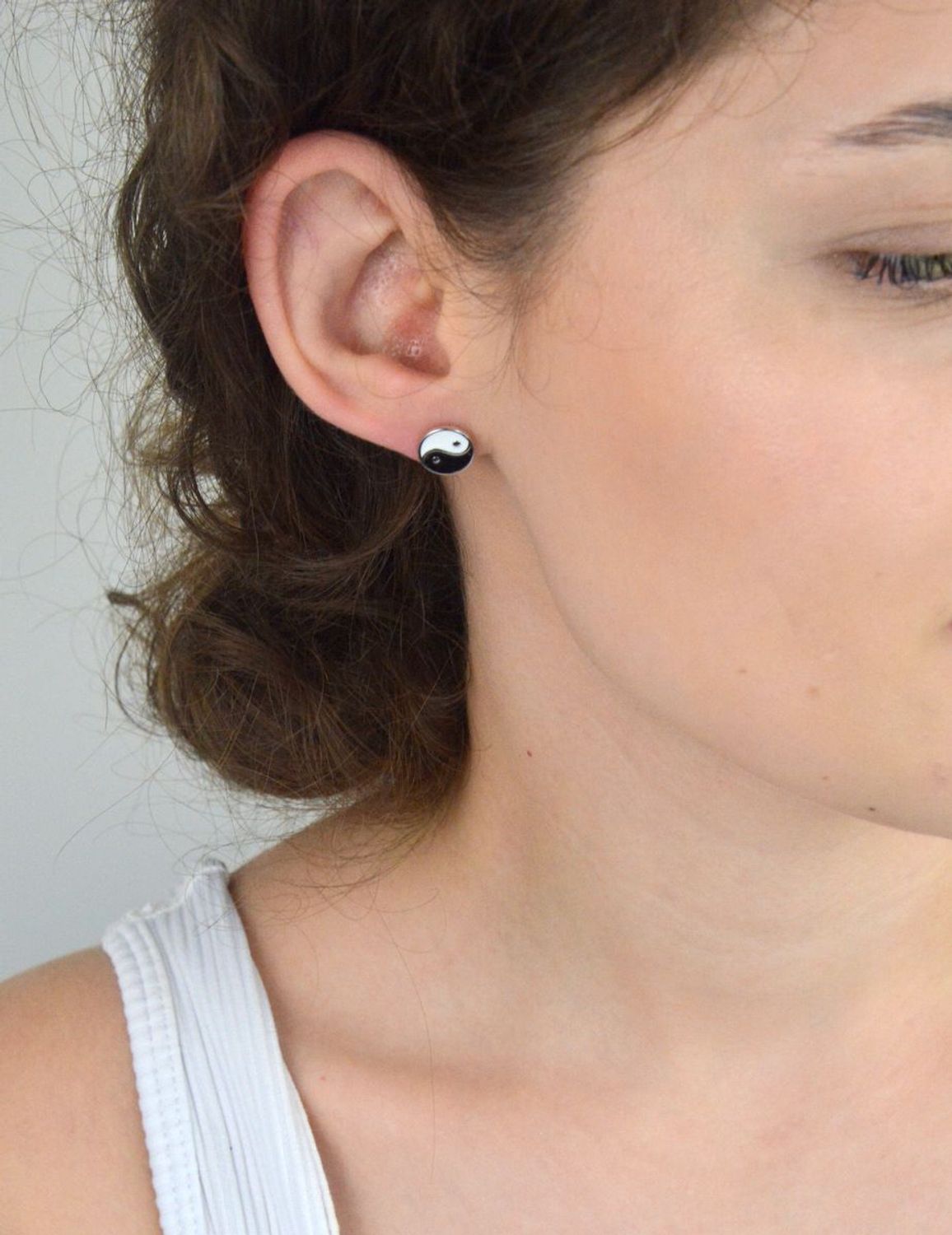 Odkryj srebrne kolczyki Yin Yang próby 925 – eleganckie, emaliowane, o wadze 1,85 g i średnicy 1 cm. Symbol równowagi i harmonii. Idealne na prezent lub do codziennego noszenia.1.jpg