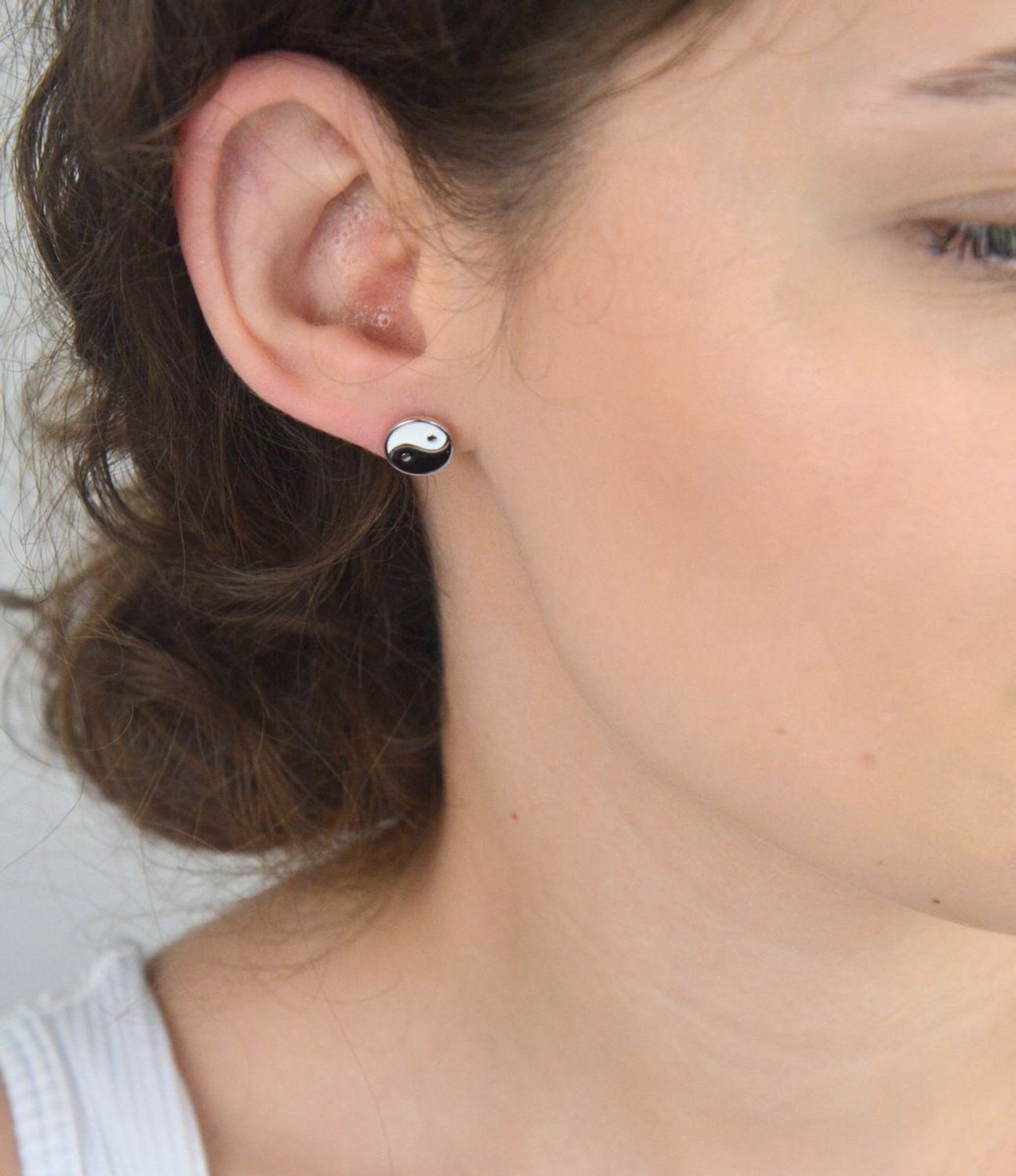 Odkryj srebrne kolczyki Yin Yang próby 925 – eleganckie, emaliowane, o wadze 1,85 g i średnicy 1 cm. Symbol równowagi i harmonii. Idealne na prezent lub do codziennego noszenia.1.jpg