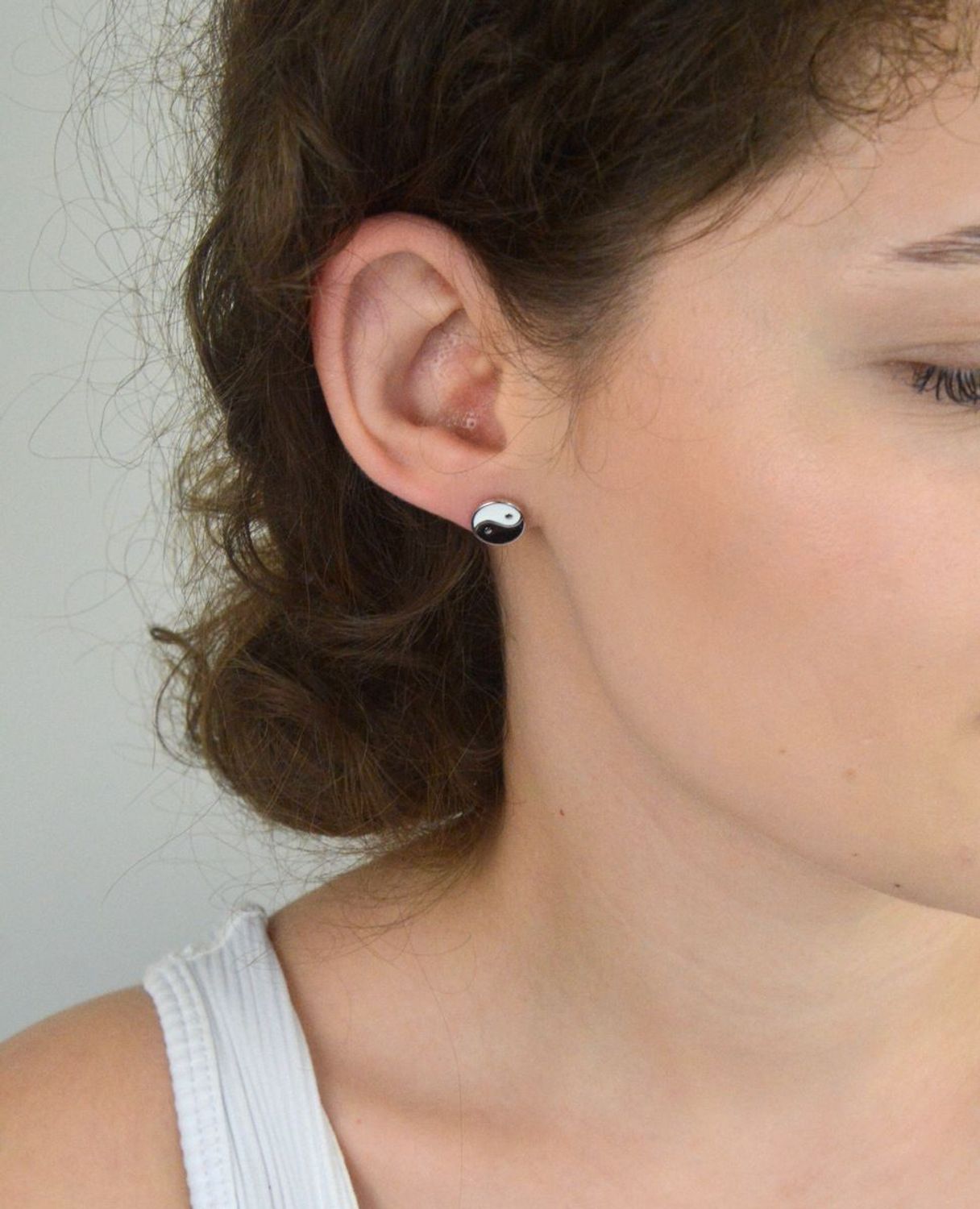 Odkryj srebrne kolczyki Yin Yang próby 925 – eleganckie, emaliowane, o wadze 1,85 g i średnicy 1 cm. Symbol równowagi i harmonii. Idealne na prezent lub do codziennego noszenia.1.jpg