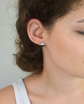 Odkryj srebrne kolczyki Yin Yang próby 925 – eleganckie, emaliowane, o wadze 1,85 g i średnicy 1 cm. Symbol równowagi i harmonii. Idealne na prezent lub do codziennego noszenia. Zapięcie na sztyft (4).JPG