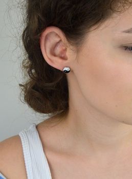 Odkryj srebrne kolczyki Yin Yang próby 925 – eleganckie, emaliowane, o wadze 1,85 g i średnicy 1 cm. Symbol równowagi i harmonii. Idealne na prezent lub do codziennego noszenia. Zapięcie na sztyft (5).JPG