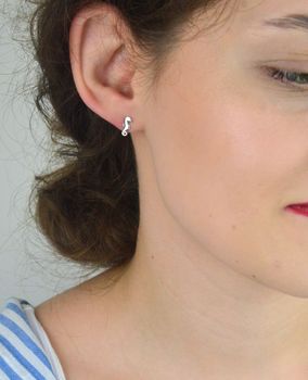 Delikatne srebrne kolczyki przy uchu z konikiem morskim i białą cyrkonią. Próba 925, długość 1 cm, waga 0,79 g. Elegancki dodatek do codziennych i wyjątkowych stylizacji (1).JPG