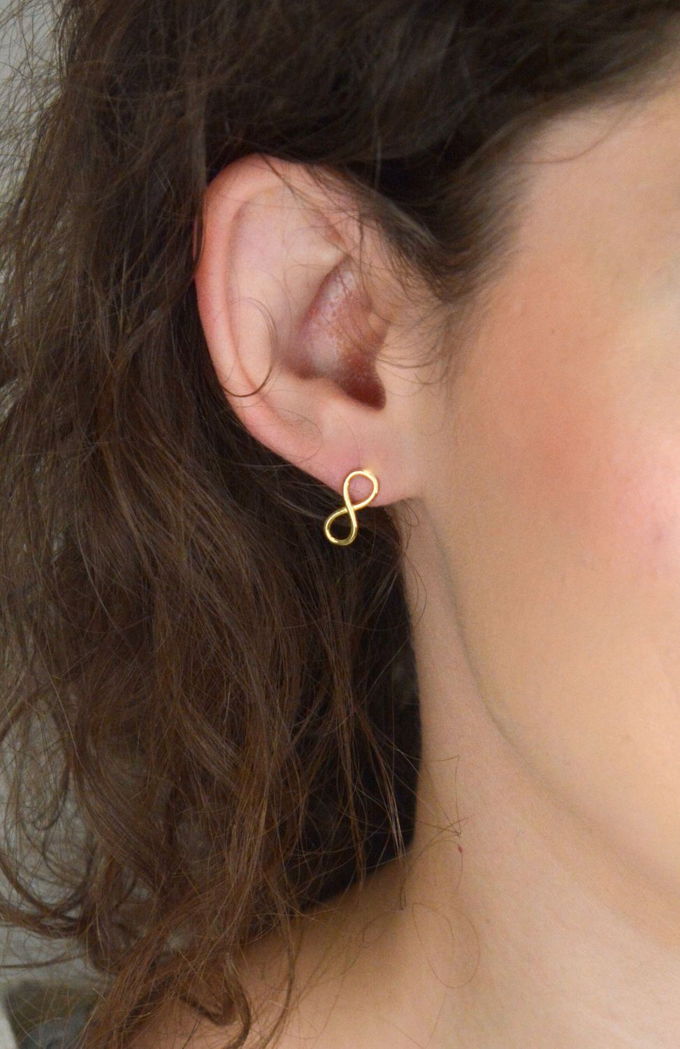 Kolczyki srebrne pozłacane nieskończoności na sztyft DIA-KLC-ALC014KY-925 ✅ Srebrne kolczyki pokryte złotem. ✅ Delikatne kolczyki wykonane z najwyższej jakości srebrna próby 925. ✅ Kolczyki w minimalistycznym stylu, wpisu.jpg