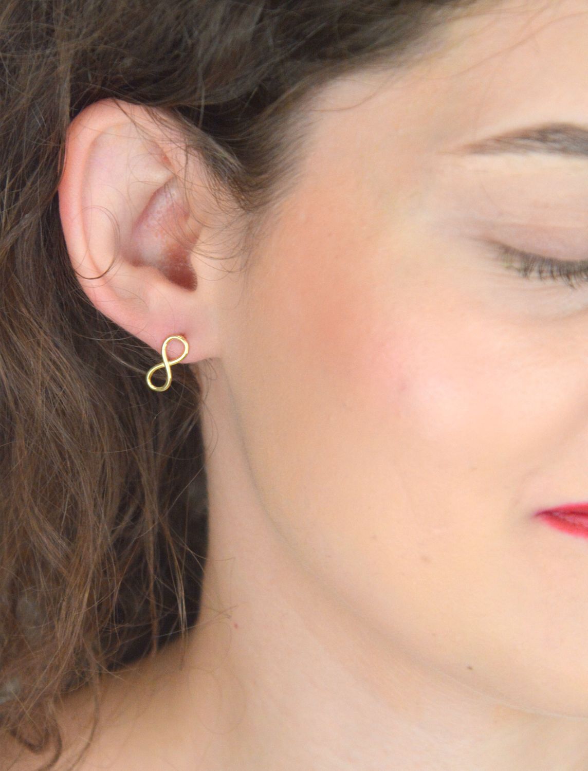 Kolczyki srebrne pozłacane nieskończoności na sztyft DIA-KLC-ALC014KY-925 ✅ Srebrne kolczyki pokryte złotem. ✅ Delikatne kolczyki wykonane z najwyższej jakości srebrna próby 925. ✅ Kolczyki w minimalistycznym stylu, wpisu.jpg