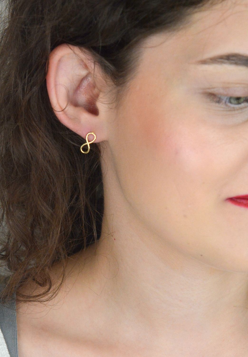 Kolczyki srebrne pozłacane nieskończoności na sztyft DIA-KLC-ALC014KY-925 ✅ Srebrne kolczyki pokryte złotem. ✅ Delikatne kolczyki wykonane z najwyższej jakości srebrna próby 925. ✅ Kolczyki w minimalistycznym stylu, wpisu.jpg