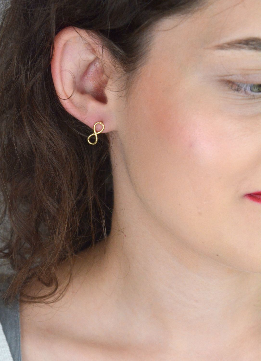 Kolczyki srebrne pozłacane nieskończoności na sztyft DIA-KLC-ALC014KY-925 ✅ Srebrne kolczyki pokryte złotem. ✅ Delikatne kolczyki wykonane z najwyższej jakości srebrna próby 925. ✅ Kolczyki w minimalistycznym stylu, wpisu.jpg