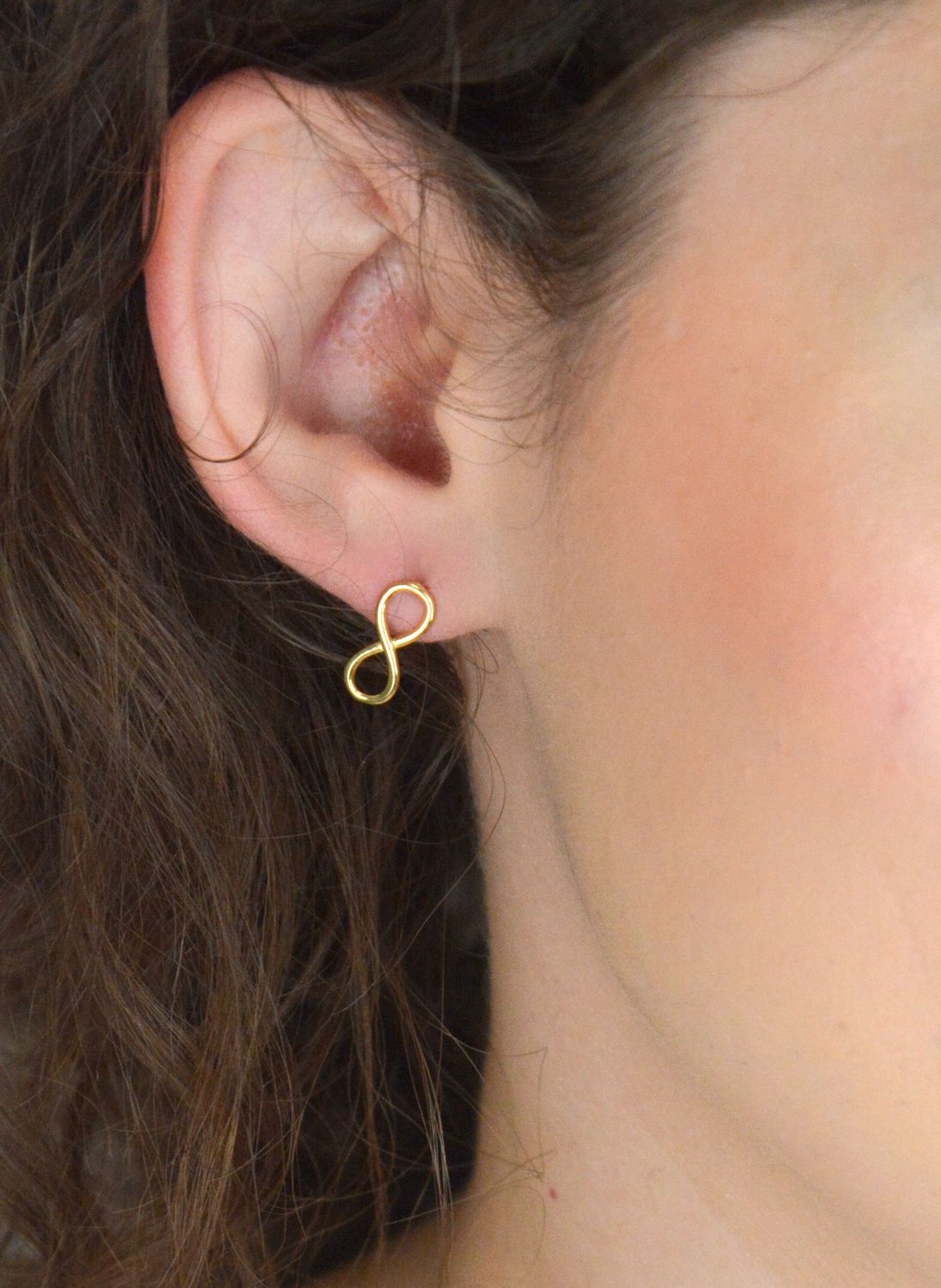 Kolczyki srebrne pozłacane nieskończoności na sztyft DIA-KLC-ALC014KY-925 ✅ Srebrne kolczyki pokryte złotem. ✅ Delikatne kolczyki wykonane z najwyższej jakości srebrna próby 925. ✅ Kolczyki w minimalistycznym stylu, wpisu.jpg