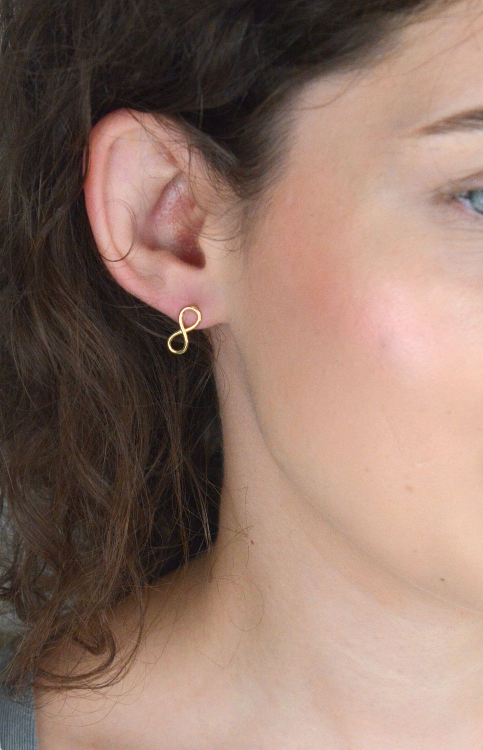 Kolczyki srebrne pozłacane nieskończoności na sztyft DIA-KLC-ALC014KY-925 ✅ Srebrne kolczyki pokryte złotem. ✅ Delikatne kolczyki wykonane z najwyższej jakości srebrna próby 925. ✅ Kolczyki w minimalistycznym stylu, wpisu.jpg