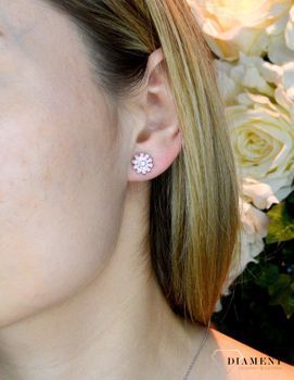 Srebrne kolczyki przy uchu Kwiatki z różową emalią DIA-KLC-ALDE0110KSZTRH-925. Kolczyki srebrne kwiatki z różową emalią. Efektowne kolczyki wykonane z najwyższej jakości srebrna próby 925 wyglądają bardzo elegancko. Kolczyki n (3).JPG