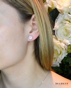 Srebrne kolczyki przy uchu Kwiatki z różową emalią DIA-KLC-ALDE0110KSZTRH-925. Kolczyki srebrne kwiatki z różową emalią. Efektowne kolczyki wykonane z najwyższej jakości srebrna próby 925 wyglądają bardzo elegancko. Kolczyki n.JPG