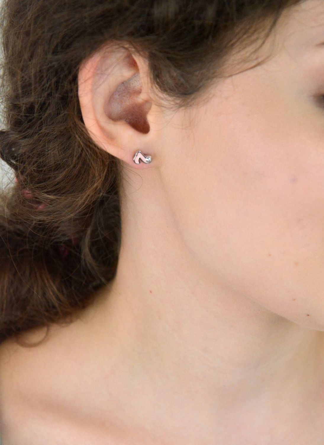 Urocze srebrne kolczyki dziecięce próby 925 w kształcie nutki, zdobione różową emalią i cyrkonią. Zapięcie na sztyft. Idealne dla dziewczynek i jako prezent.1.png