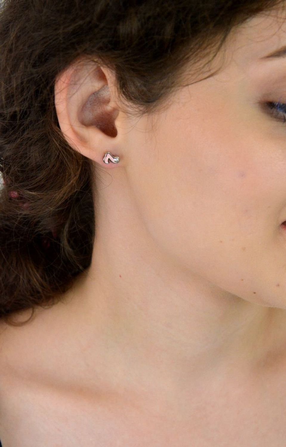 Urocze srebrne kolczyki dziecięce próby 925 w kształcie nutki, zdobione różową emalią i cyrkonią. Zapięcie na sztyft. Idealne dla dziewczynek i jako prezent.1.png