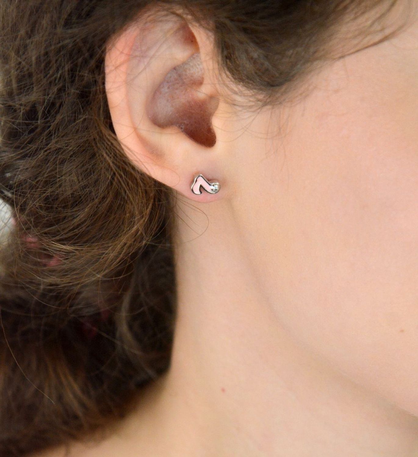 Urocze srebrne kolczyki dziecięce próby 925 w kształcie nutki, zdobione różową emalią i cyrkonią. Zapięcie na sztyft. Idealne dla dziewczynek i jako prezent.1.png