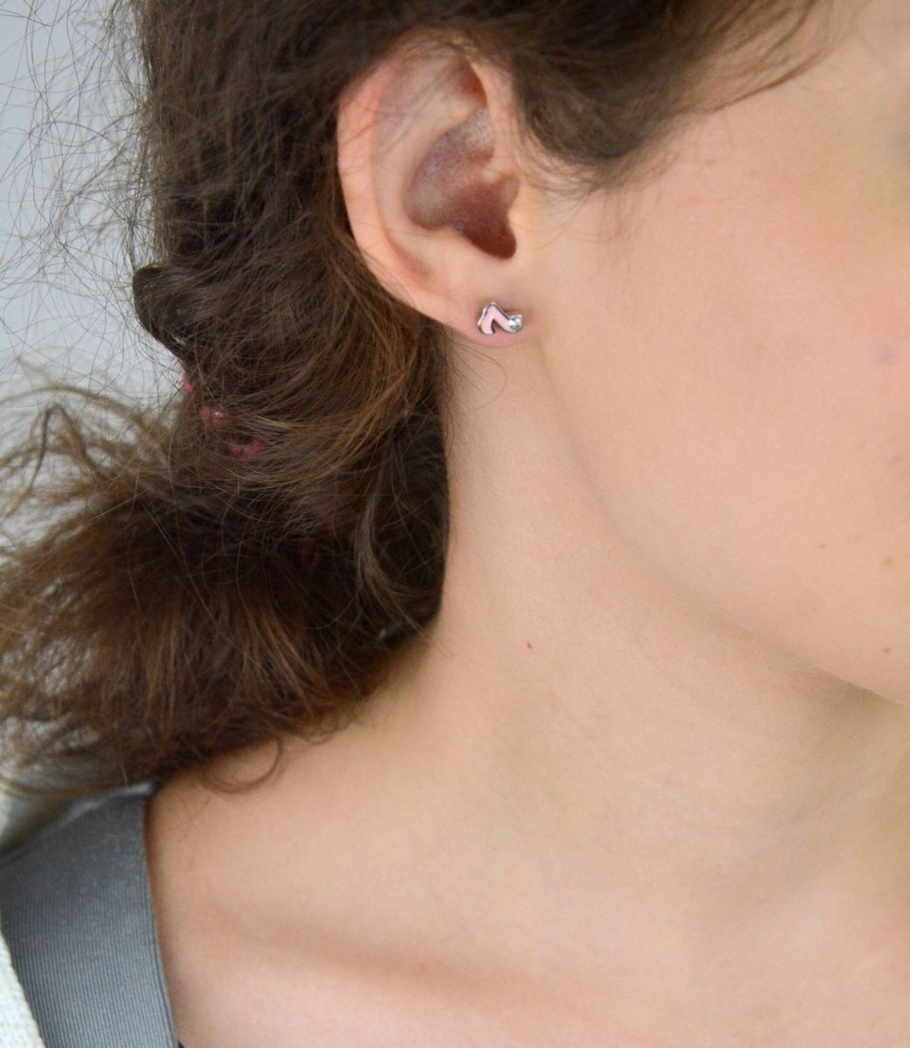 Urocze srebrne kolczyki dziecięce próby 925 w kształcie nutki, zdobione różową emalią i cyrkonią. Zapięcie na sztyft. Idealne dla dziewczynek i jako prezent.1.png