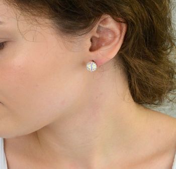 Srebrne kolczyki damskie kulki wkrętki opalizujące DIA-KLC-ALKC10MAB-925. Kolczyki damskie ozdobione kryształami Swarovskiego w kolorze białym. Kolczyki z wygodnym i bezpiecznym zapięciem na sztyft (5).JPG