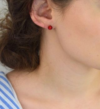 Srebrne kolczyki damskie kulki wkrętki czerwone DIA-KLC-ALKC6MDR-925. Kolczyki damskie ozdobione kryształami Swarovskiego w kolorze czerwonym. Kolczyki z wygodnym i bezpiecznym zapięciem na sztyft (1).JPG