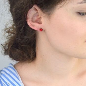 Srebrne kolczyki damskie kulki wkrętki czerwone DIA-KLC-ALKC6MDR-925. Kolczyki damskie ozdobione kryształami Swarovskiego w kolorze czerwonym. Kolczyki z wygodnym i bezpiecznym zapięciem na sztyft (2).JPG