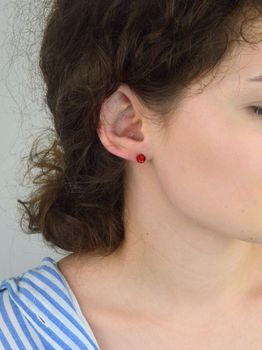 Srebrne kolczyki damskie kulki wkrętki czerwone DIA-KLC-ALKC6MDR-925. Kolczyki damskie ozdobione kryształami Swarovskiego w kolorze czerwonym. Kolczyki z wygodnym i bezpiecznym zapięciem na sztyft (3).JPG