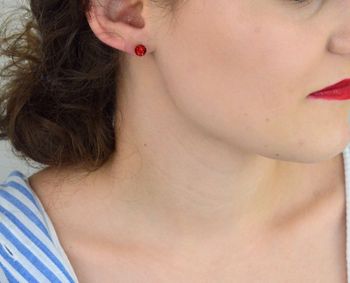 Srebrne kolczyki damskie kulki wkrętki czerwone DIA-KLC-ALKC6MDR-925. Kolczyki damskie ozdobione kryształami Swarovskiego w kolorze czerwonym. Kolczyki z wygodnym i bezpiecznym zapięciem na sztyft (4).JPG