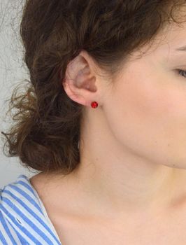 Srebrne kolczyki damskie kulki wkrętki czerwone DIA-KLC-ALKC6MDR-925. Kolczyki damskie ozdobione kryształami Swarovskiego w kolorze czerwonym. Kolczyki z wygodnym i bezpiecznym zapięciem na sztyft (5).JPG