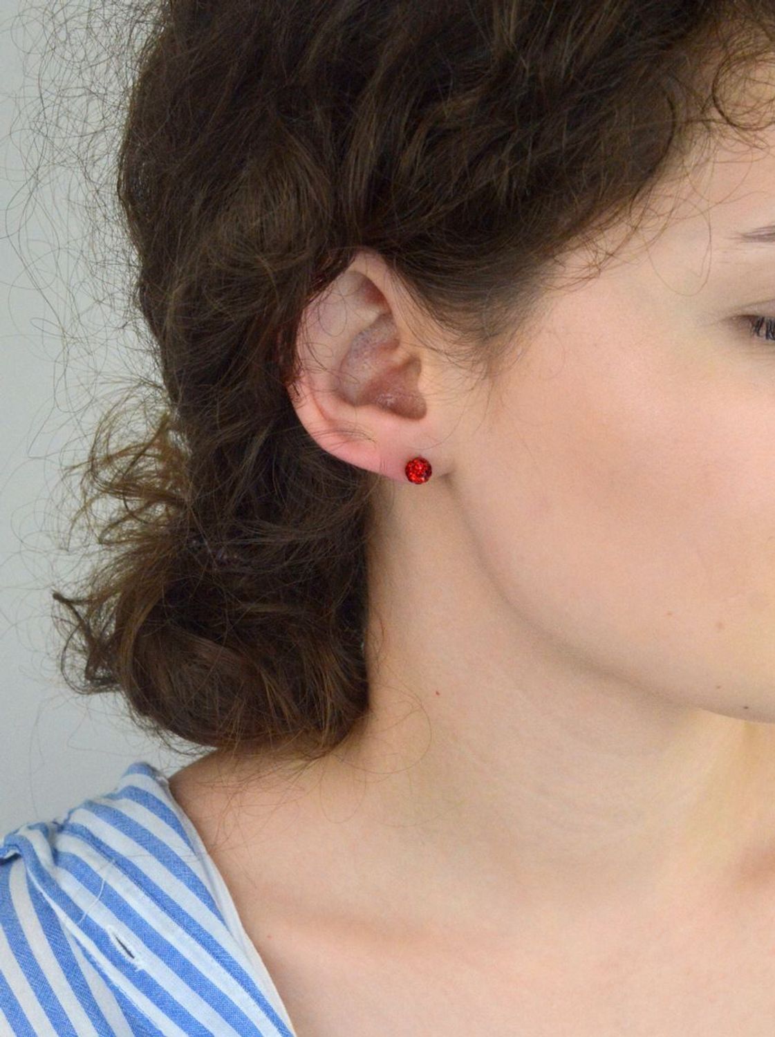 Srebrne kolczyki damskie kulki wkrętki czerwone.png