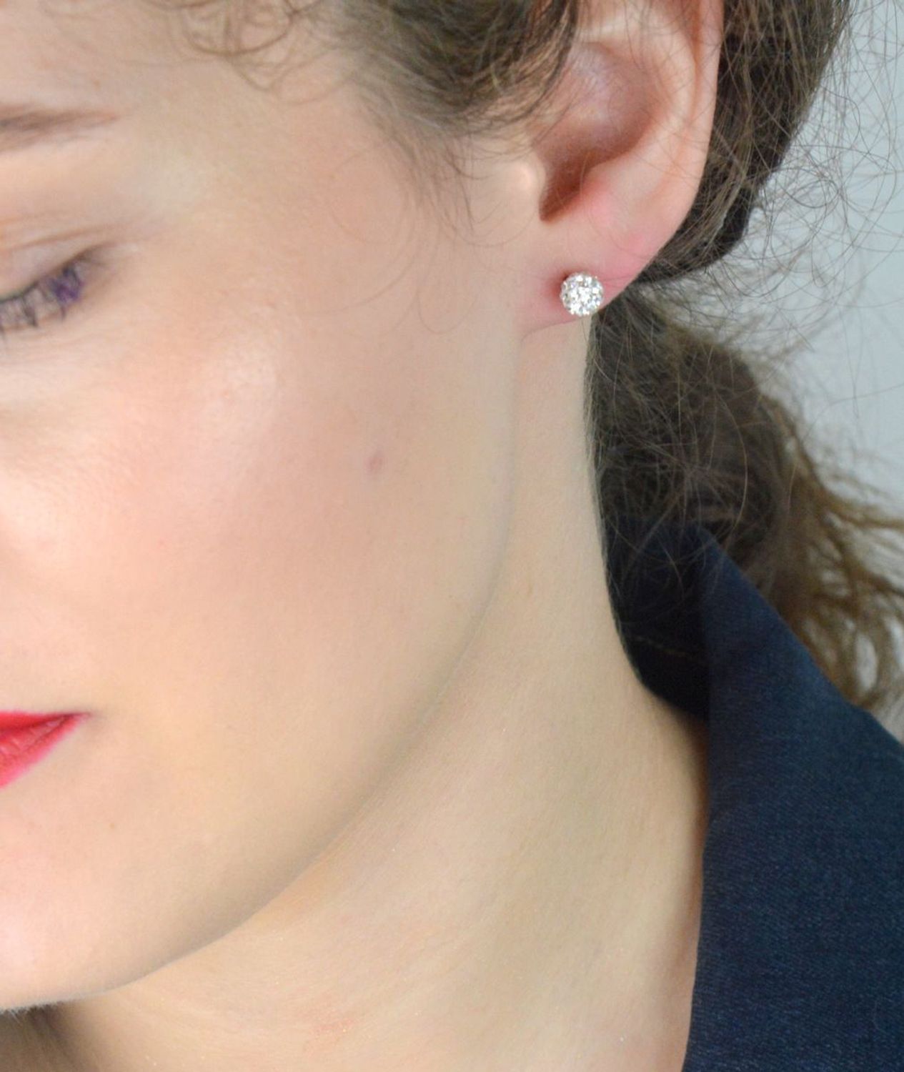 Srebrne kolczyki damskie kulki wkrętki białe DIA-KLC-ALKC6MW-925 (2).png