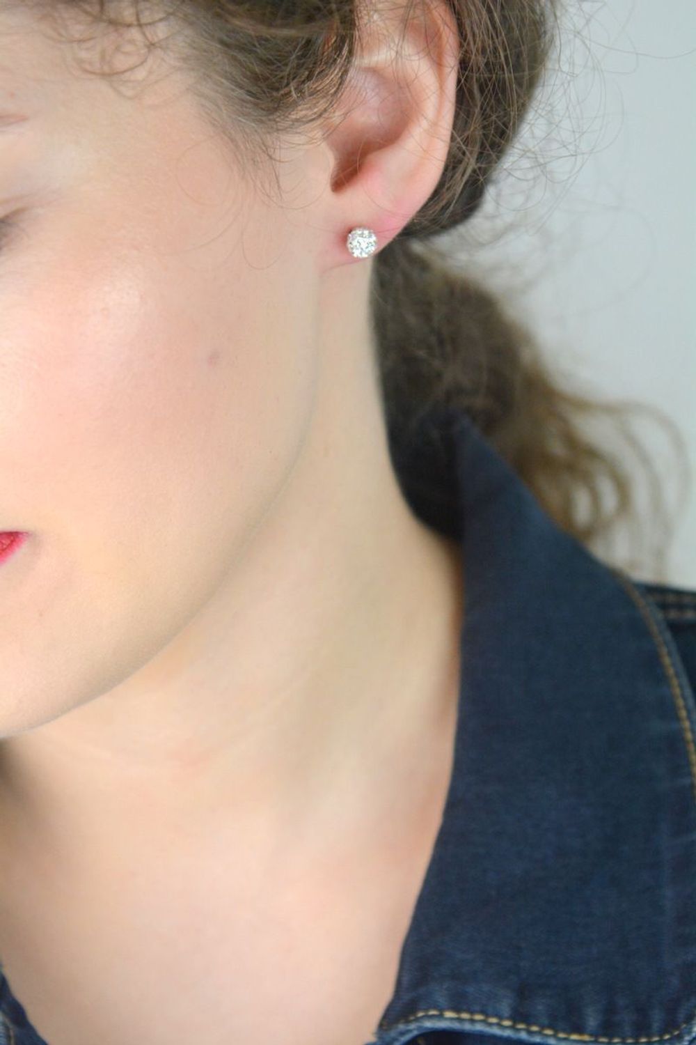 Srebrne kolczyki damskie kulki wkrętki białe DIA-KLC-ALKC6MW-925 (2).png