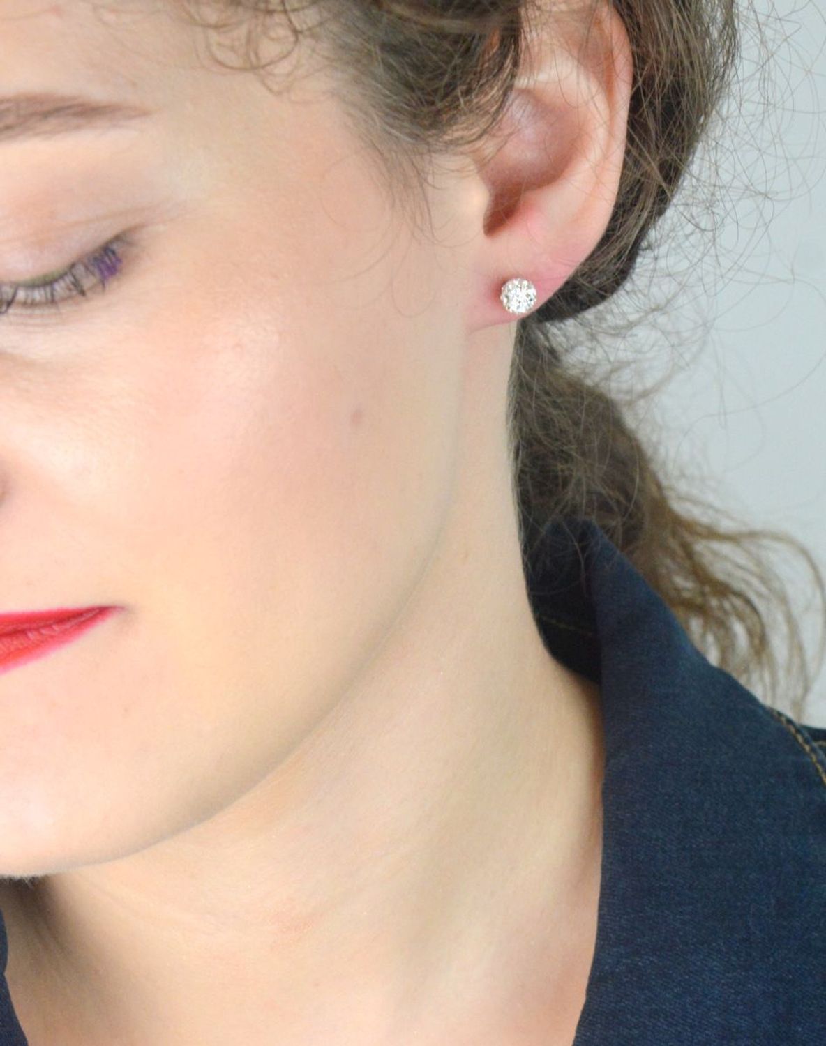 Srebrne kolczyki damskie kulki wkrętki białe DIA-KLC-ALKC6MW-925 (2).png