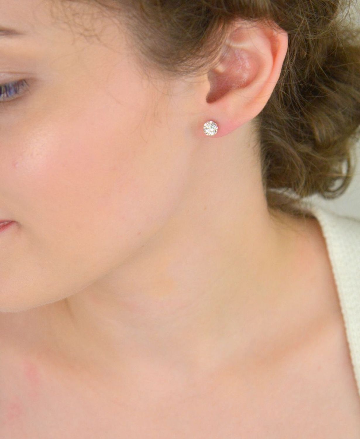 Srebrne kolczyki damskie kulki wkrętki białe DIA-KLC-ALKC6MW-925 (2).png