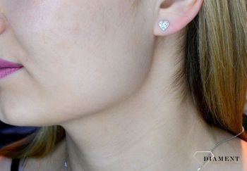 Srebrne kolczyki przy uchu Połyskujące serca DIA-KLC-ALKC6MWHT-925. Kolczyki wkrętki srebrne w kształcie serca z połyskującym się kryształkami. Wykonane z najwyższej jakości srebrna próby 925 wyglądadsardzo elegancko. Kolczyki (1).JPG