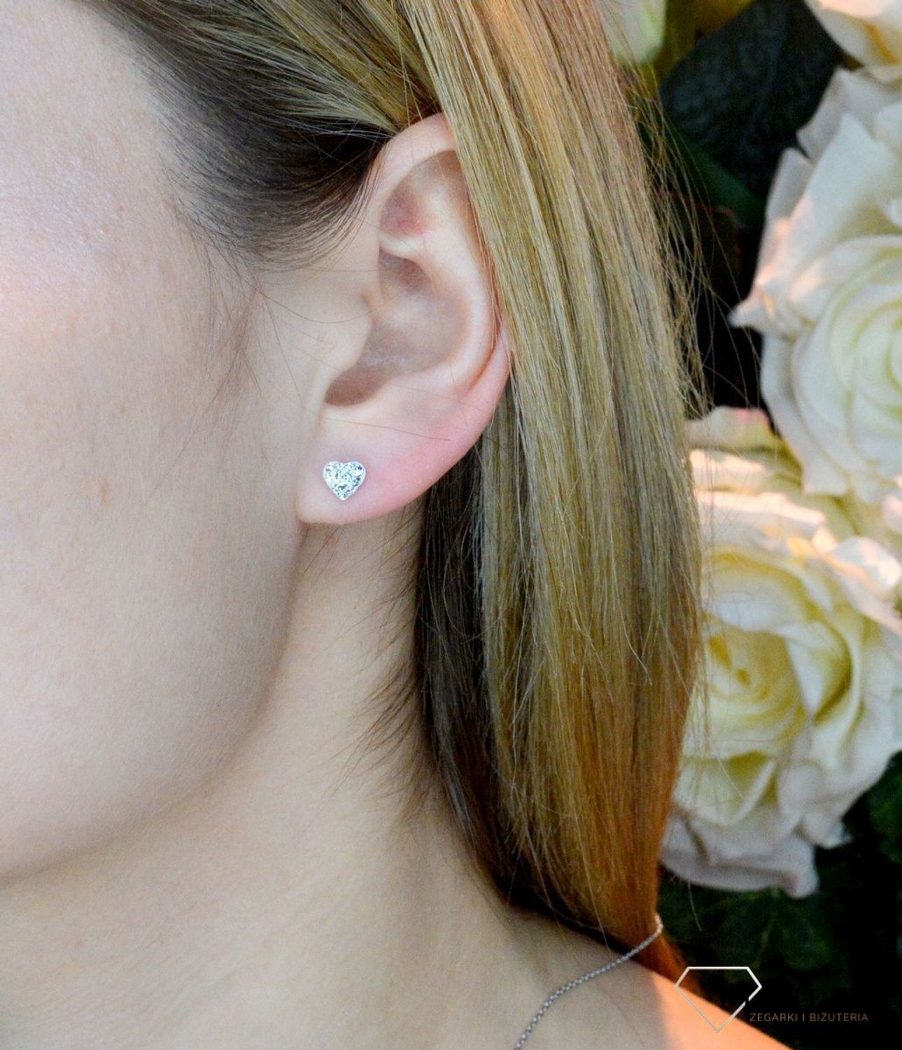 Srebrne kolczyki przy uchu Połyskujące serca DIA-KLC-ALKC6MWHT-925 (2).jpg