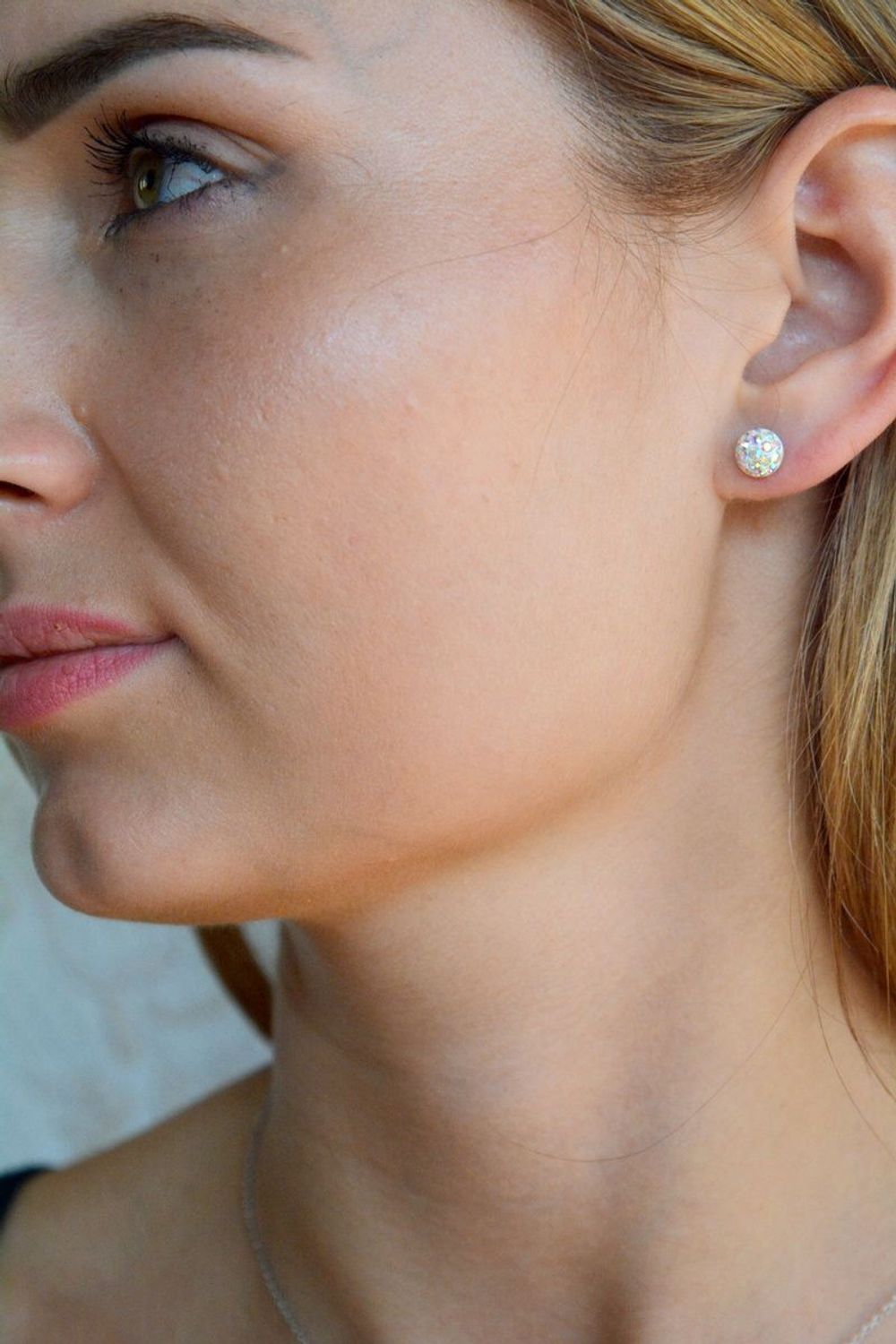 Kolczyki srebrne 925 wkrętki białe z kolorowymi cyrkoniami 6 mm.jpg