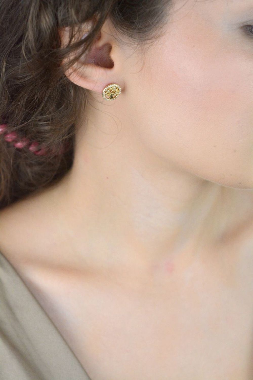 Pozłacane kolczyki srebrne 925 DIA-KLC-AP26799-EYG-925 z motywem drzewka szczęścia i cyrkoniami. Średnica 1,2 cm, zapięcie na sztyft. Symboliczna i elegancka biżuteria.1.jpg