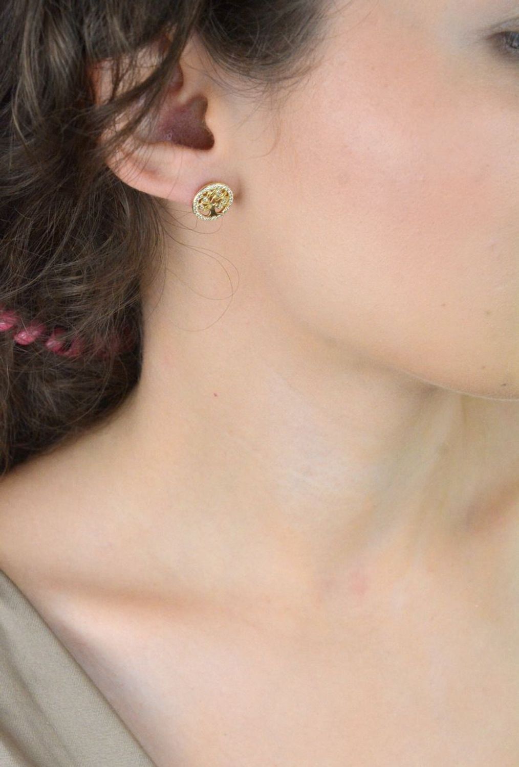 Pozłacane kolczyki srebrne 925 DIA-KLC-AP26799-EYG-925 z motywem drzewka szczęścia i cyrkoniami. Średnica 1,2 cm, zapięcie na sztyft. Symboliczna i elegancka biżuteria.1.jpg