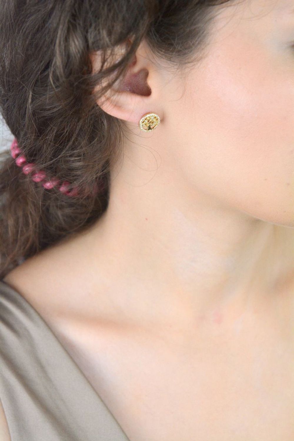 Pozłacane kolczyki srebrne 925 DIA-KLC-AP26799-EYG-925 z motywem drzewka szczęścia i cyrkoniami. Średnica 1,2 cm, zapięcie na sztyft. Symboliczna i elegancka biżuteria.1.jpg