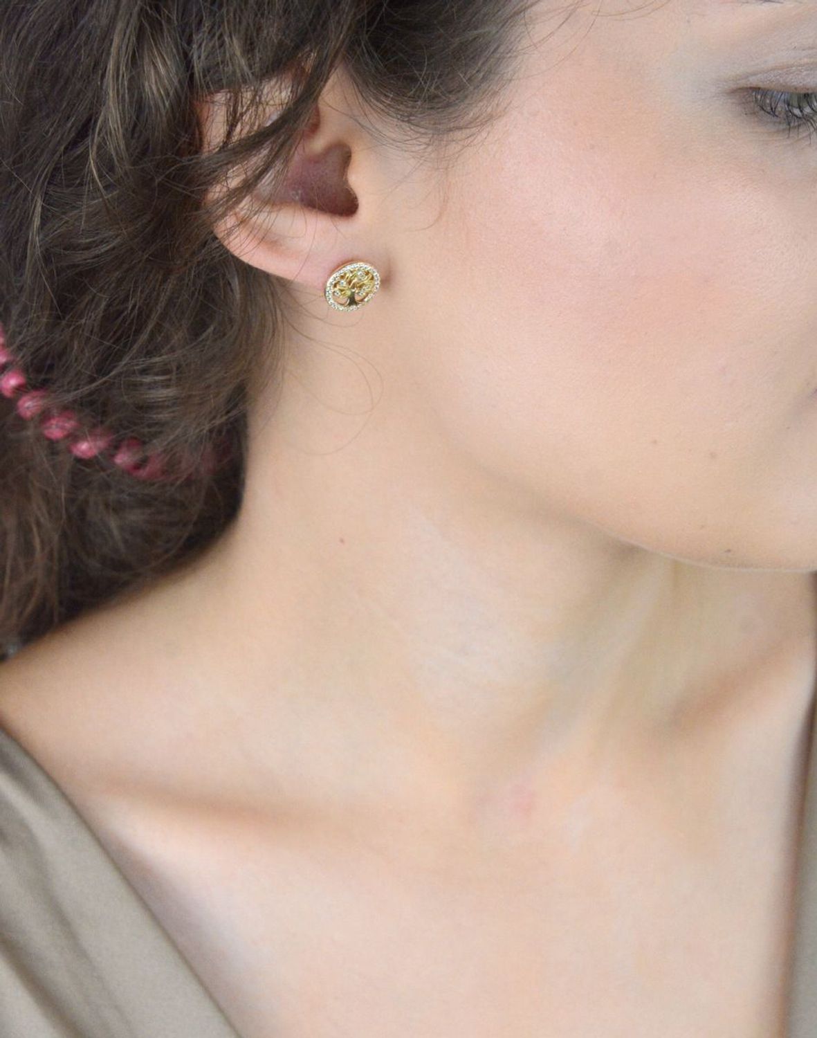 Pozłacane kolczyki srebrne 925 DIA-KLC-AP26799-EYG-925 z motywem drzewka szczęścia i cyrkoniami. Średnica 1,2 cm, zapięcie na sztyft. Symboliczna i elegancka biżuteria.1.jpg