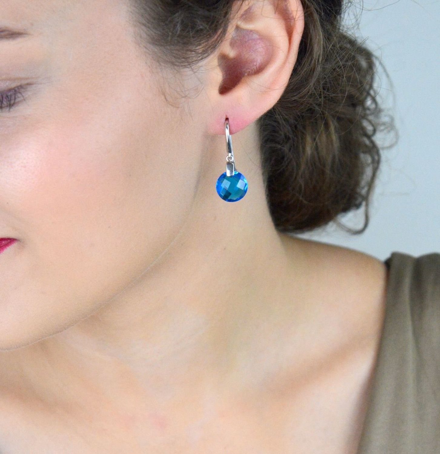 Kolczyki srebrne 925 damskie DIA-KLC-APART925, wiszące z okrągłym niebieskim kryształem. Długość 3,0 cm, szerokość 1,1 cm, zapięcie bigiel otwarty, waga 3,62 g. Stylowe i wygodne.1.jpg