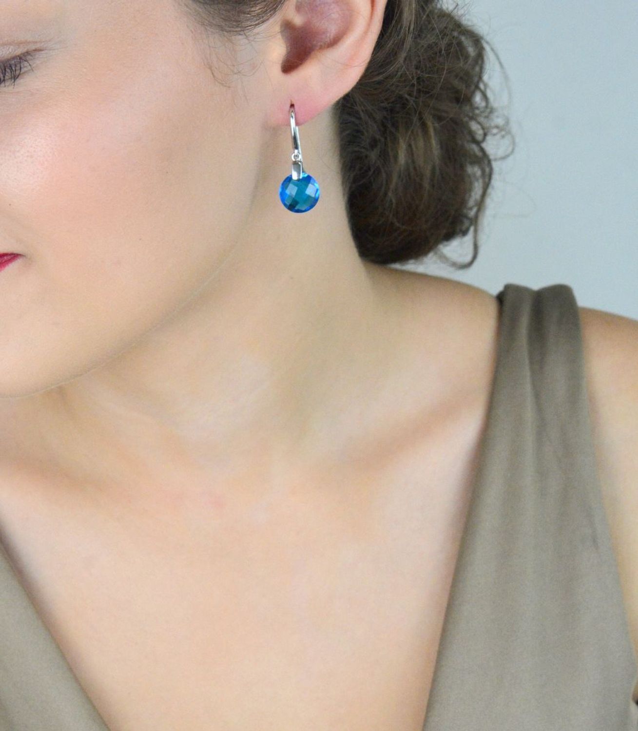 Kolczyki srebrne 925 damskie DIA-KLC-APART925, wiszące z okrągłym niebieskim kryształem. Długość 3,0 cm, szerokość 1,1 cm, zapięcie bigiel otwarty, waga 3,62 g. Stylowe i wygodne.1.jpg