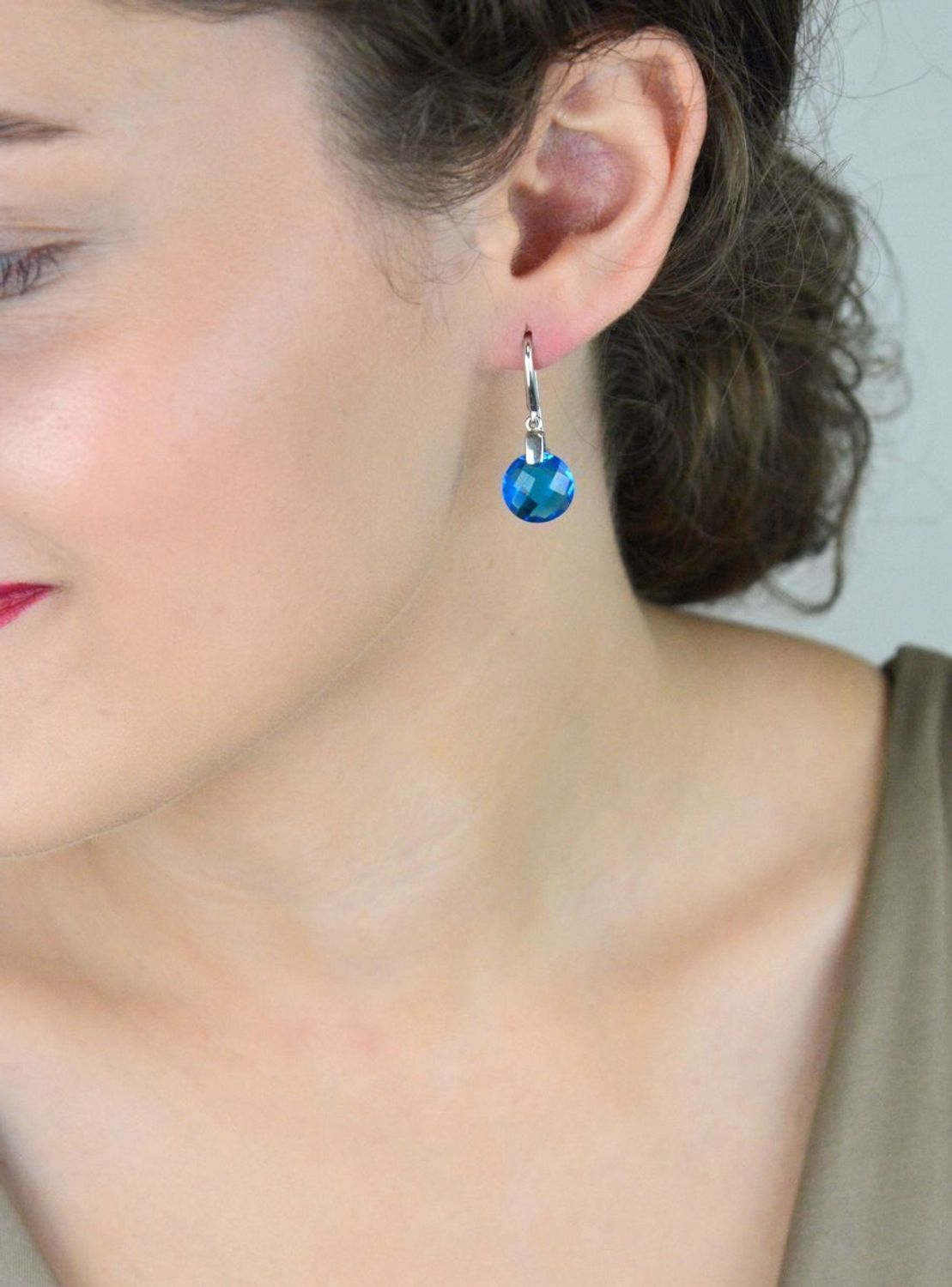 Kolczyki srebrne 925 damskie DIA-KLC-APART925, wiszące z okrągłym niebieskim kryształem. Długość 3,0 cm, szerokość 1,1 cm, zapięcie bigiel otwarty, waga 3,62 g. Stylowe i wygodne.1.jpg