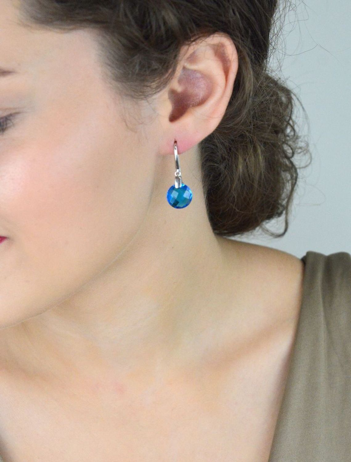 Kolczyki srebrne 925 damskie DIA-KLC-APART925, wiszące z okrągłym niebieskim kryształem. Długość 3,0 cm, szerokość 1,1 cm, zapięcie bigiel otwarty, waga 3,62 g. Stylowe i wygodne.1.jpg