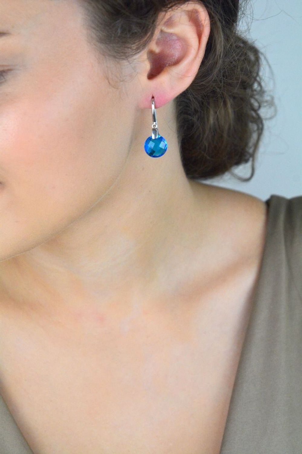 Kolczyki srebrne 925 damskie DIA-KLC-APART925, wiszące z okrągłym niebieskim kryształem. Długość 3,0 cm, szerokość 1,1 cm, zapięcie bigiel otwarty, waga 3,62 g. Stylowe i wygodne.1.jpg