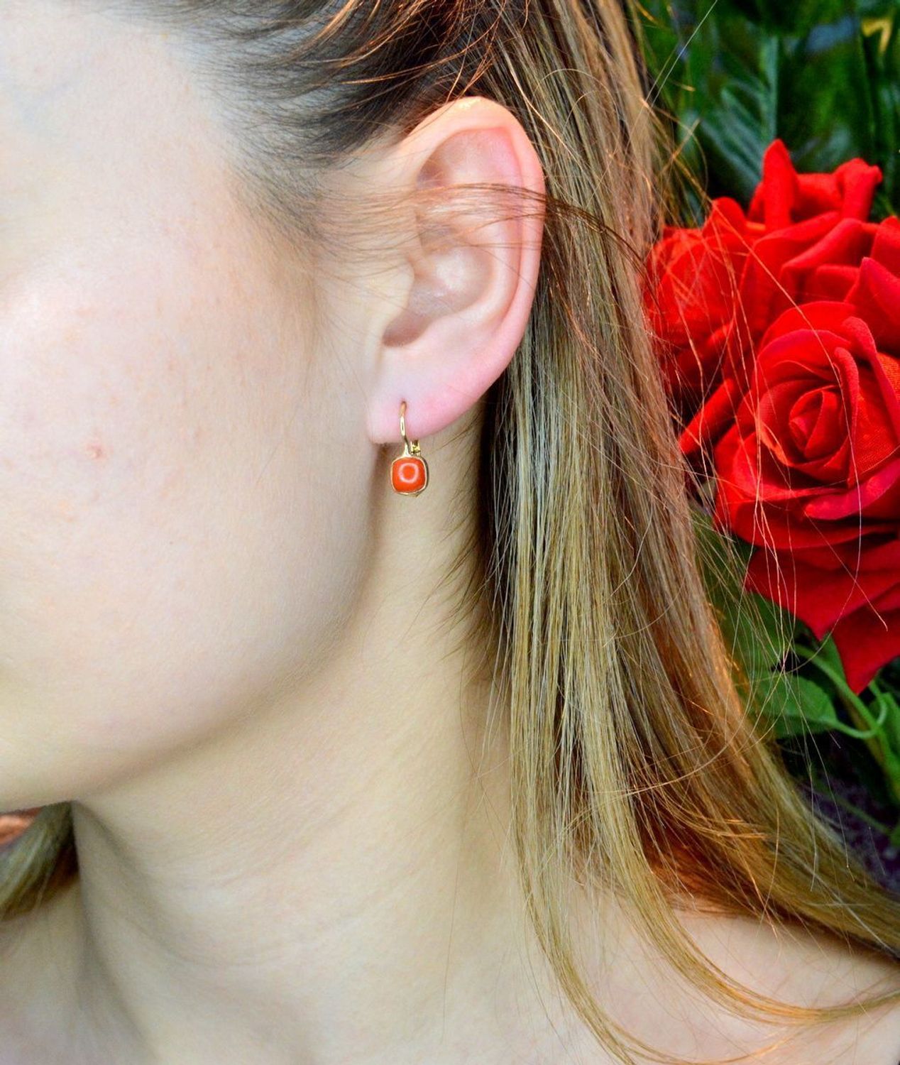 Złote kolczyki 585 wiszące z kwadratowym koralem DIA-KLC-BF2212KOR-585. Przepiękne, złote kolczyki w oryginalnej i ponadczasowej formie ozdobione koralem. Kolczyki urzekają delikatną i prostą formą, która spodoba się każ.jpg