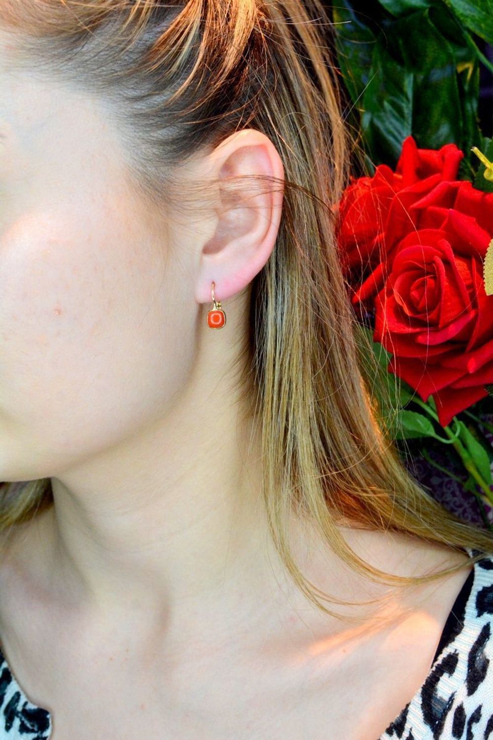 Złote kolczyki 585 wiszące z kwadratowym koralem DIA-KLC-BF2212KOR-585. Przepiękne, złote kolczyki w oryginalnej i ponadczasowej formie ozdobione koralem. Kolczyki urzekają delikatną i prostą formą, która spodoba się każ.jpg