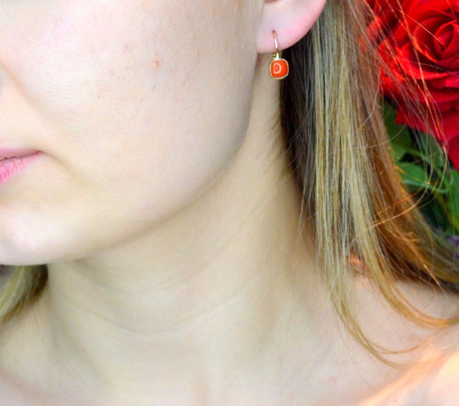 Złote kolczyki 585 wiszące z kwadratowym koralem DIA-KLC-BF2212KOR-585. Przepiękne, złote kolczyki w oryginalnej i ponadczasowej formie ozdobione koralem. Kolczyki urzekają delikatną i prostą formą, która spodoba się każ.jpg