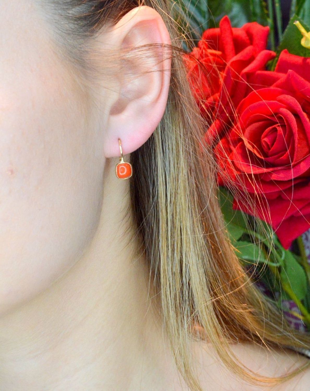 Złote kolczyki 585 wiszące z kwadratowym koralem DIA-KLC-BF2212KOR-585. Przepiękne, złote kolczyki w oryginalnej i ponadczasowej formie ozdobione koralem. Kolczyki urzekają delikatną i prostą formą, która spodoba się każ.jpg