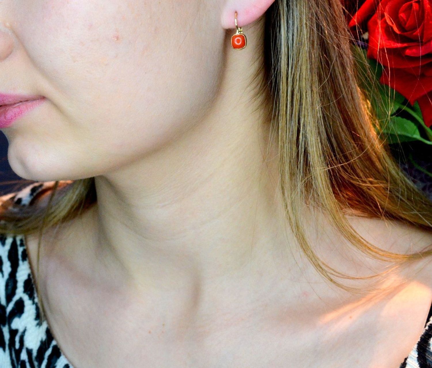 Złote kolczyki 585 wiszące z kwadratowym koralem DIA-KLC-BF2212KOR-585. Przepiękne, złote kolczyki w oryginalnej i ponadczasowej formie ozdobione koralem. Kolczyki urzekają delikatną i prostą formą, która spodoba się każ.jpg