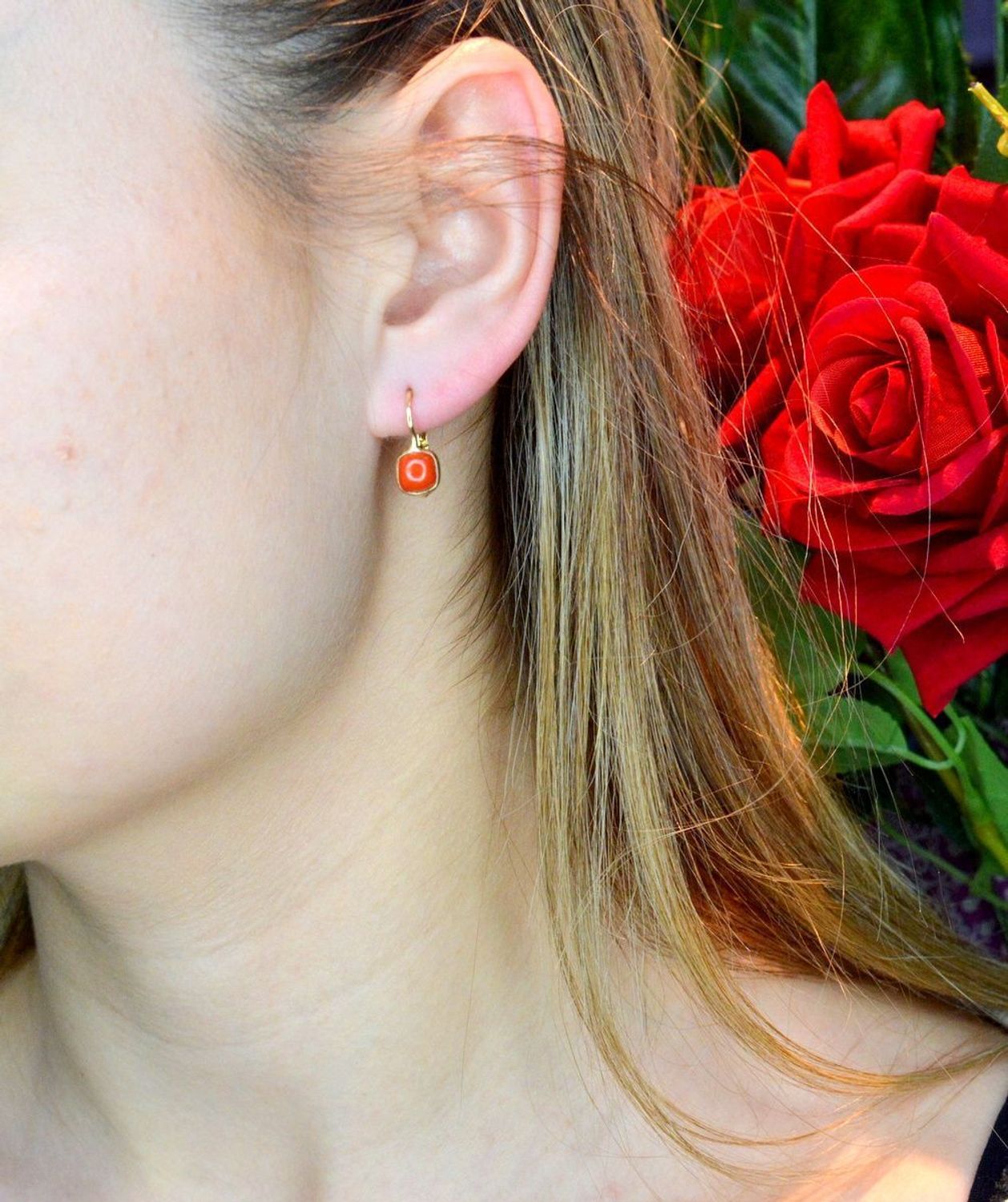 Złote kolczyki 585 wiszące z kwadratowym koralem DIA-KLC-BF2212KOR-585. Przepiękne, złote kolczyki w oryginalnej i ponadczasowej formie ozdobione koralem. Kolczyki urzekają delikatną i prostą formą, która spodoba się każ.jpg