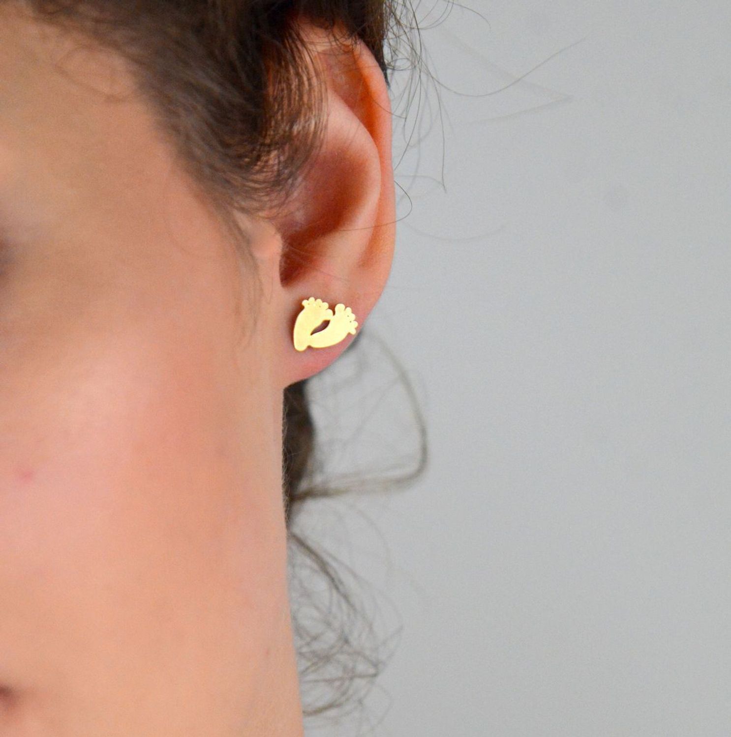 Kolczyki srebrne pozłacane stópki na sztyft DIA-KLC-CEL090KY-925 ✅ Srebrne kolczyki pokryte złotem celebrytki. ✅ Delikatne kolczyki wykonane z najwyższej jakości srebrna próby 925. ✅ Kolczyki w minimalistycznym stylu, wpi.jpg