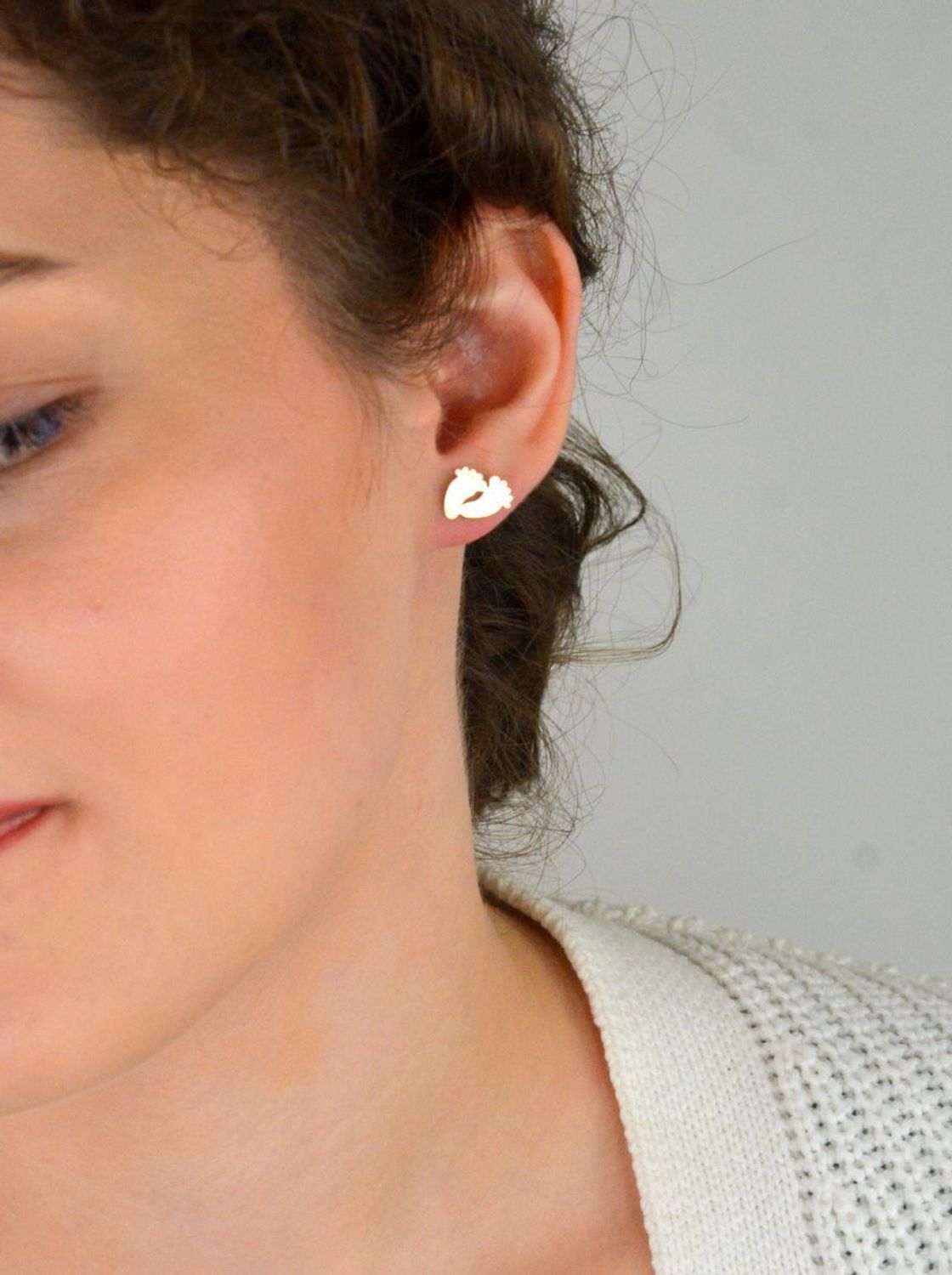 Kolczyki srebrne pozłacane stópki na sztyft DIA-KLC-CEL090KY-925 ✅ Srebrne kolczyki pokryte złotem celebrytki. ✅ Delikatne kolczyki wykonane z najwyższej jakości srebrna próby 925. ✅ Kolczyki w minimalistycznym stylu, wpi.jpg